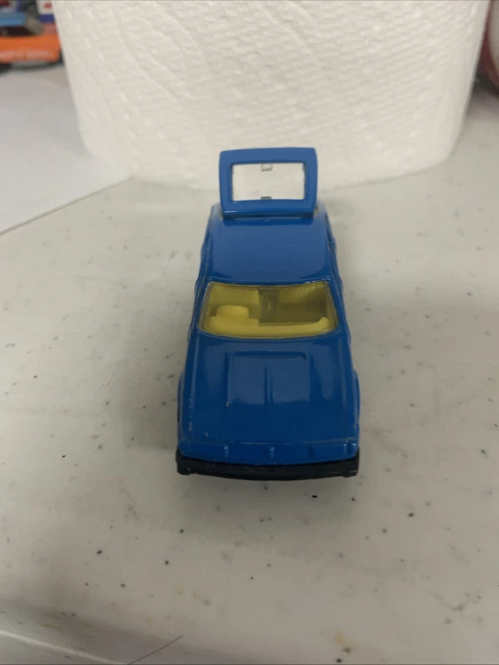 1980s Corgi Rover 3500, Made in Great Britain Blue w Yellow Interior 1/64 Scale - Image 2 of 4