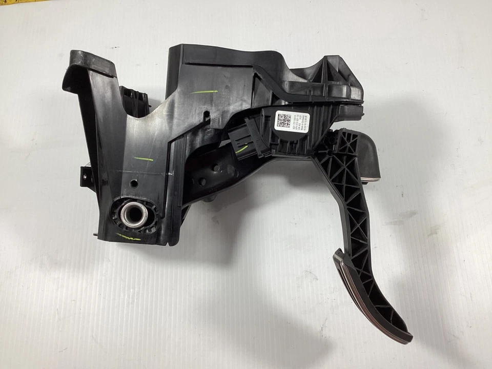 2017 - 2019 Volkswagen Golf Gti Manual Trans Brake & Gas Pedal Assembly OEM . - Image 2 of 4