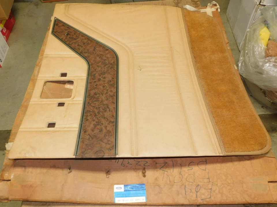 Ford E100 E150 E250 Econoline Van 1975-79 nuevo en stock bronceado claro LH panel de moldura de puerta delantera Foto 2 de 4