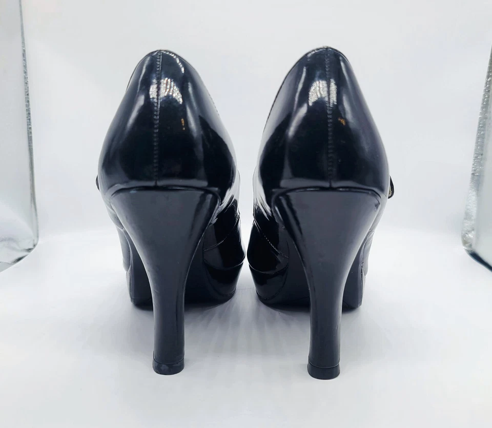 Tacones Xhilaration Peep Toe, tiras de charol negro brillante, talla 7,5 Foto 4 de 4