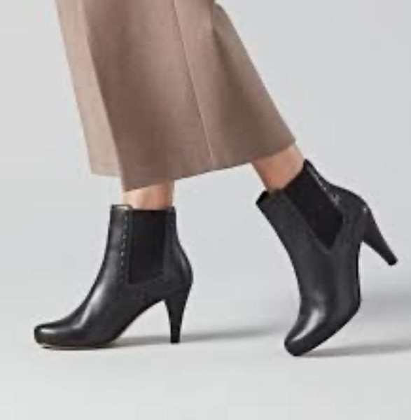 Women Clarks Boots 35
