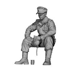 1/35 Scale WWII Soldier Seated Figure Resin Model Unpainted Military Miniature