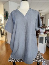 FIGS men's Gray V-Neck Scrub Top with Chest Pocket Size M