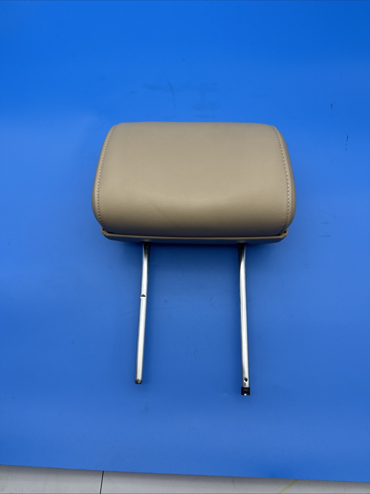 2009-14 HYUNDAI GENESIS SEDAN FRONT LEFT RIGHT HEADREST BEIGE LEATHER OEM