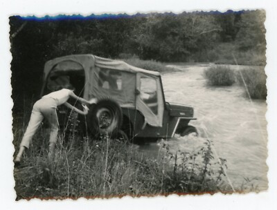 FOTO SNAPSHOT, Afrika Afrika Elfenbeinküste Dabu ein Jeep im Wasser Mehari