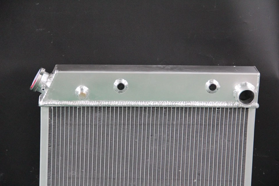Radiador de aluminio de 3 filas para Chevy C/K C10 C20 C30 K10 K20 GMC C15 CC716 1973-87 Foto 2 de 4
