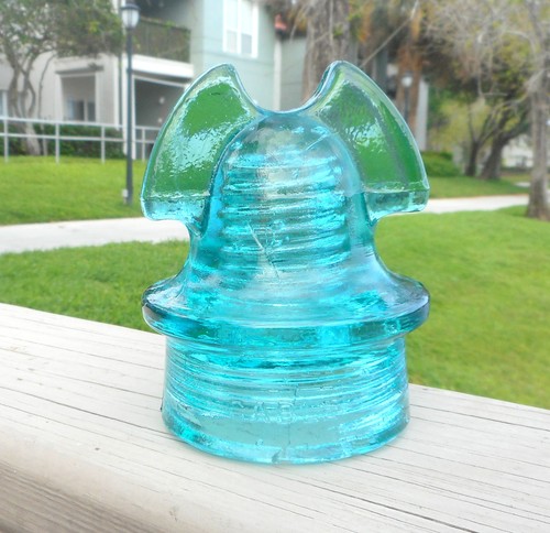 GREAT LIGHT AQUA CD 259 OAKMAN BASE EMBOSSED ROMAN HELMET GLASS INSULATOR