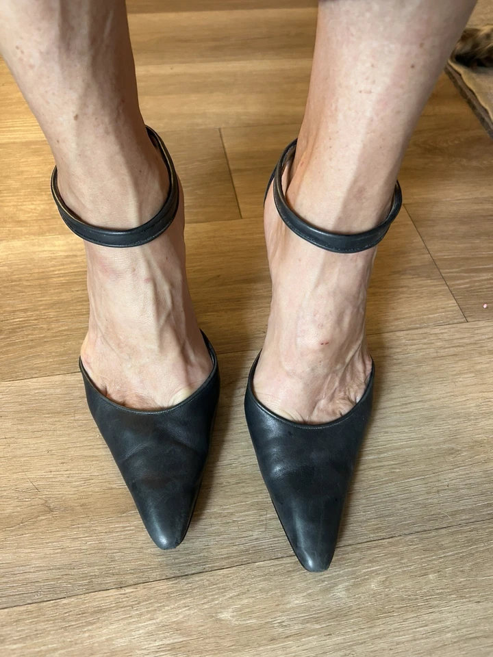 Zapatos de salón Manolo Blahnik vintage azul marino con correa al tobillo Foto 2 de 4