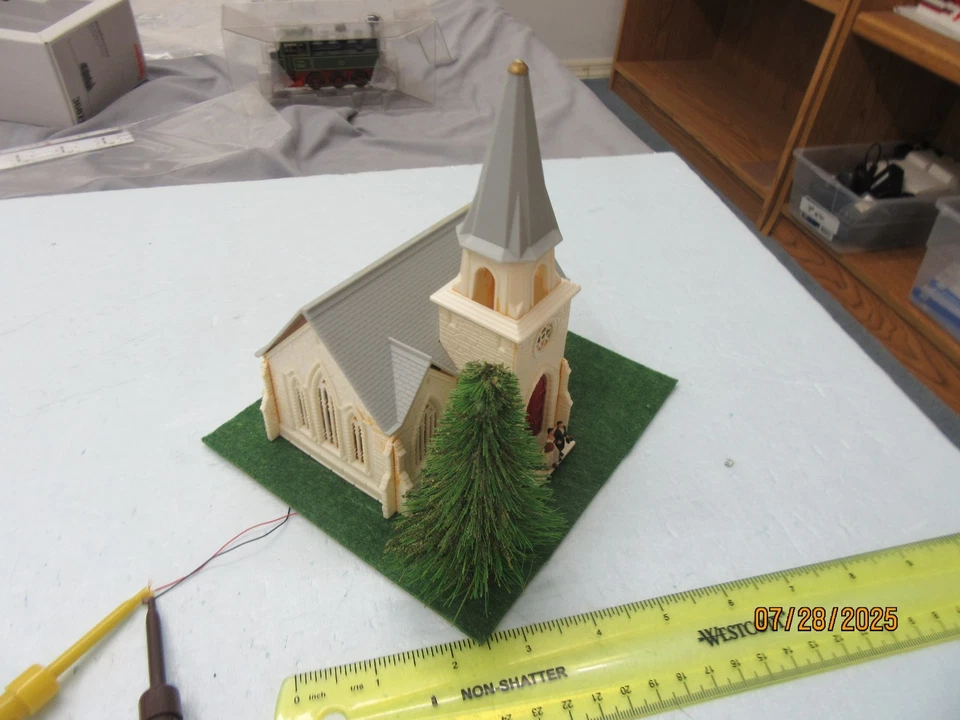 HO - Auhagen LED Iluminado Iglesia Boda Gente / Árbol añadido 6" x 6" x 7" Foto 4 de 4