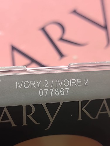 Mary Kay Endless Performance Crème-to-Powder Foundation Ivory 2 - Picture 2 of 2