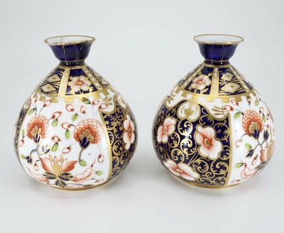 Antike Royal Crown Derby Imari Hexen 6299 Paar Flaschenvasen um 1891-1921