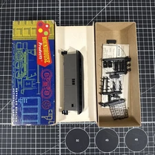 Vintage Roundhouse Overton Baggage Car HO Scale 3740 Unlettered Model Train USA