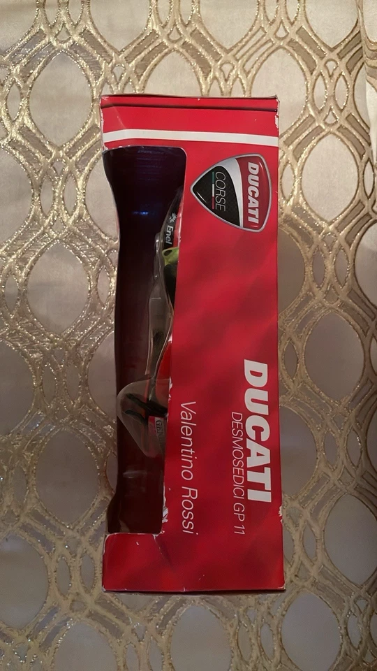 Ducati Desmosedici GP11 #46 Valentino Rossi – Maisto 1:10 Ducati corse - Immagine 4 di 4