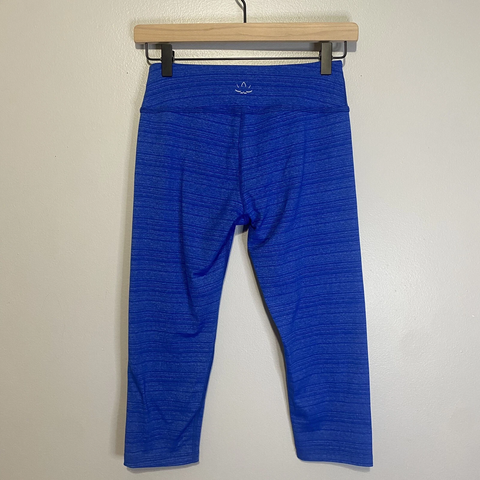 beyond-yoga striped cropped stretch athletic leggings