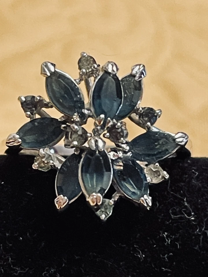 Anillo de Cóctel Talla 8.5 Azul Navette Cristales Racimo Plateado Dimensional Foto 2 de 4