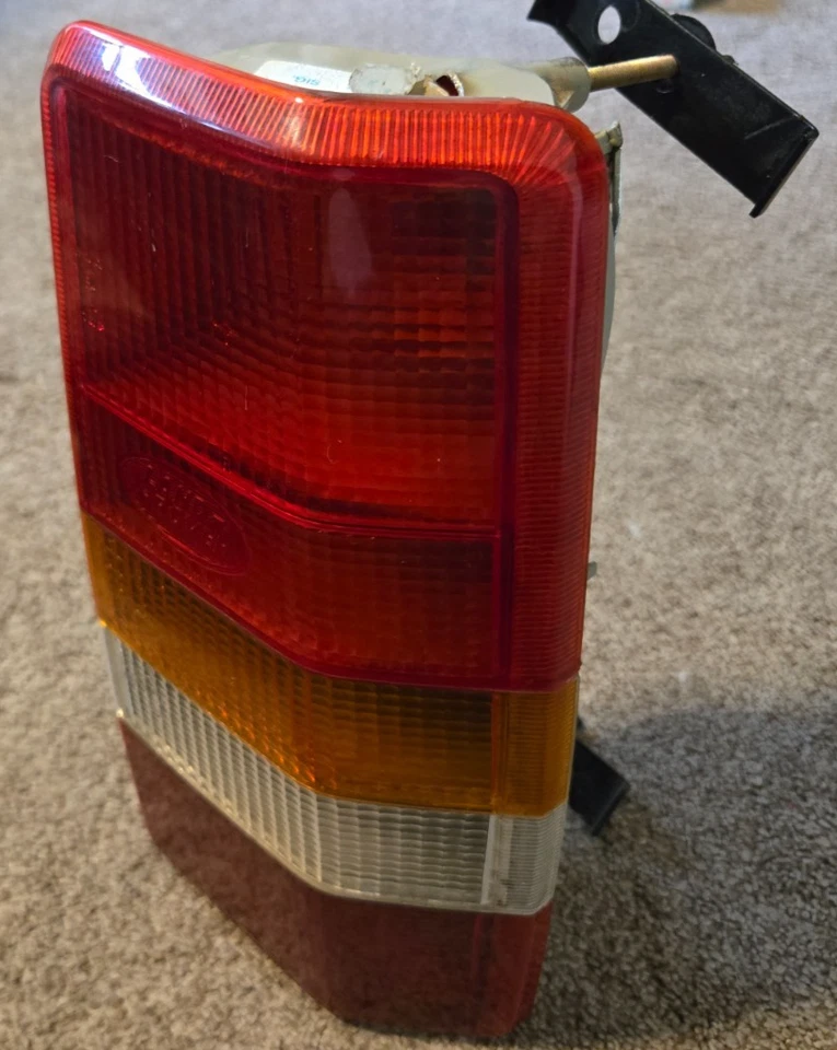 Оригинальный задний фонарь в сборе для правостороннего пассажира Land Rover Discovery 1996 - 1998 годов выпуска - Изображение 4 из 4