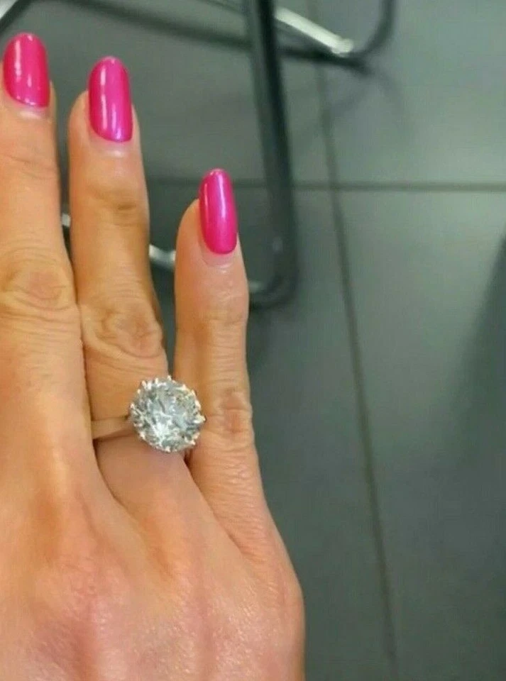 Anillo de compromiso solitario de diamantes creados redondos de 3 quilates para mujer enchapado en oro blanco de 14 quilates Foto 3 de 3