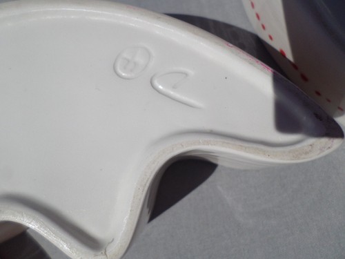 SCATOLA PORTAGIOIE IN CERAMICA A FORMA DI CUORE SPEZZATO TONALITÀ ARANCIO HP. 5,25"HX5"W FIRMATO C - Foto 5 di 5