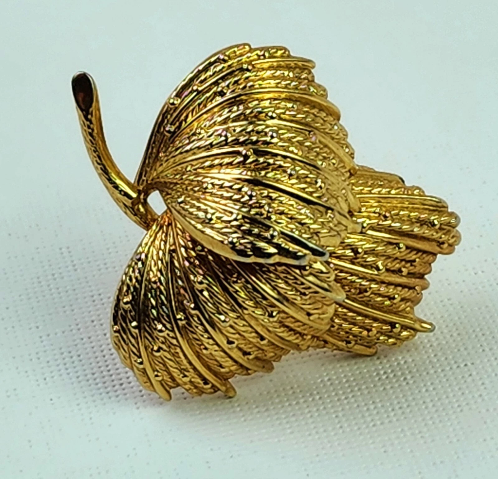 1968 Christian Dior   GRANDE ALLEMAGNE, broche or trois feuilles, multidimensionnelle