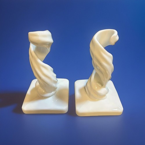 KERZENHALTER: WESTMORELAND (2) Lotusspirale weiß Milchglas verdreht 6 3/8 Zoll hoch
