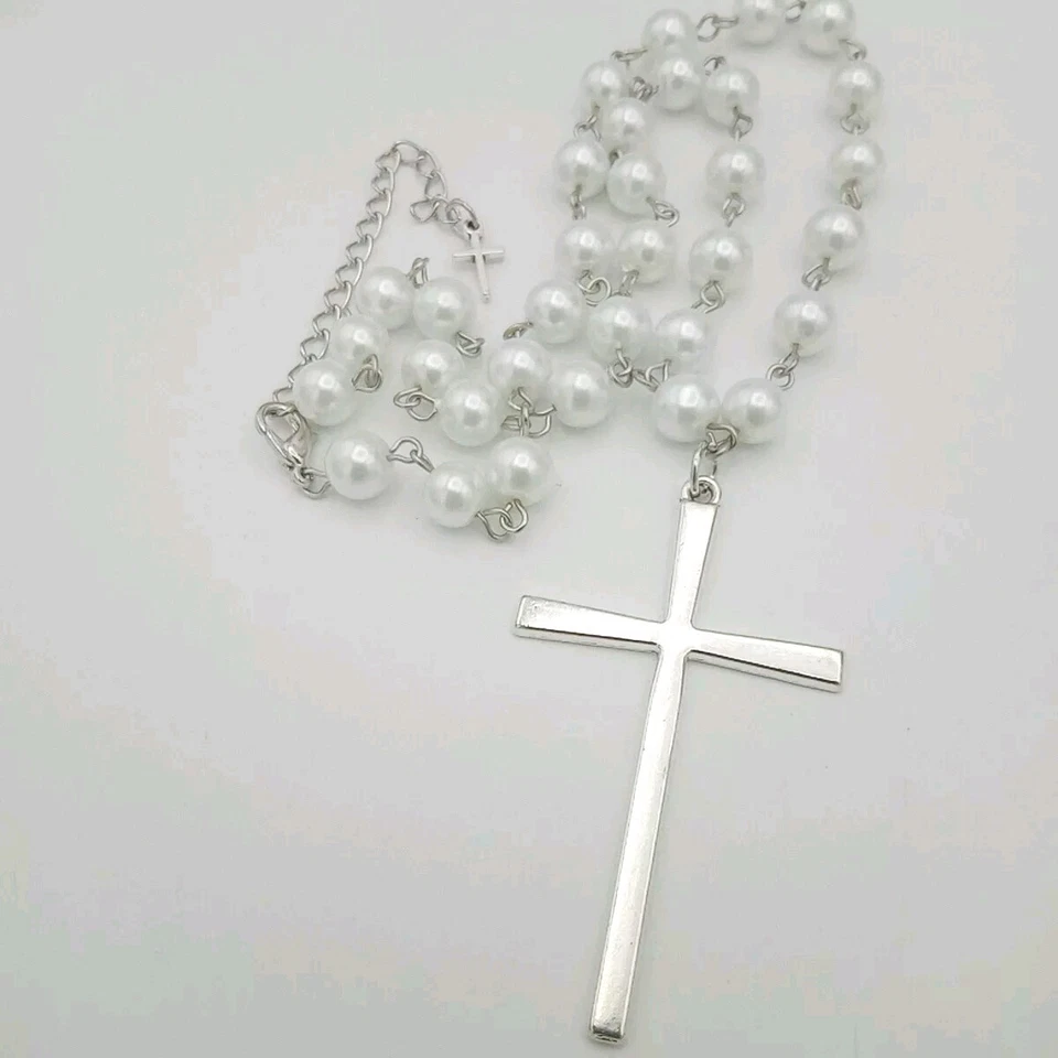 Collar Grande CRUZ en Perlas Imitadas 19" Grande Tono Plata Colgante Religioso Rock Reino Unido Foto 2 de 4