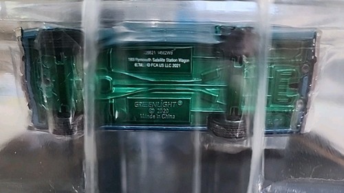 Greenlight Chase 1969 Plymouth Satellite Wagon Great Outdoors Green Machine - Picture 6 of 13