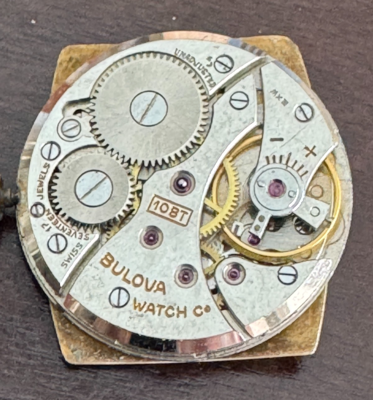 VINTAGE MEN'S BULOVA WRISTWATCH MOVEMENT CAL. 10BT KEEPING TIME  17 JEWEL