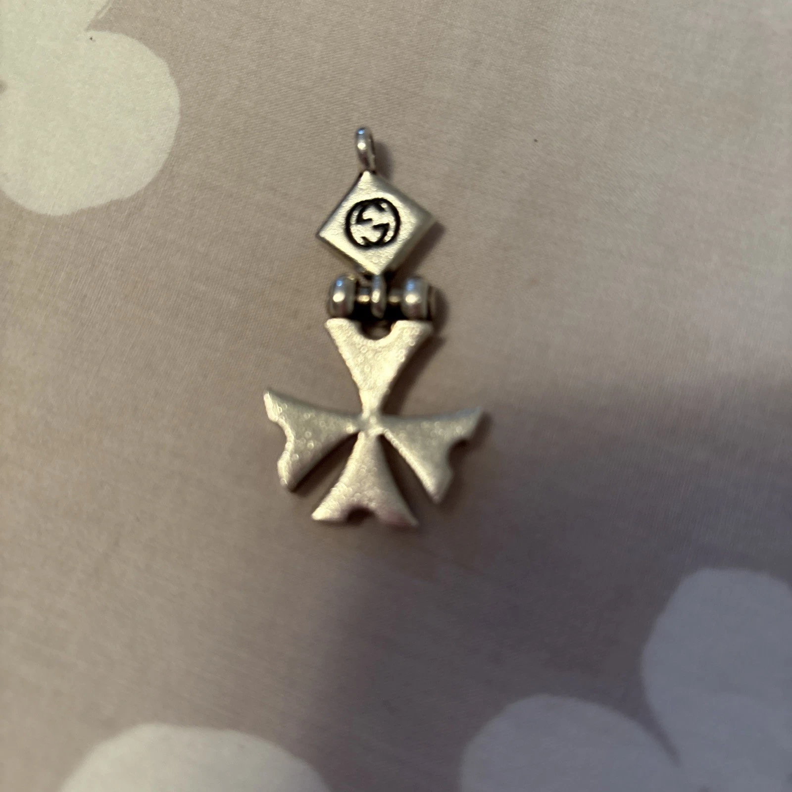 Pendentif croix de Malte Gucci.