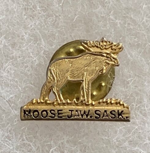SASKATCHEWAN Town or City Lapel Pin MOOSE JAW "Mac the Moose"  (c1) - Picture 1 of 2