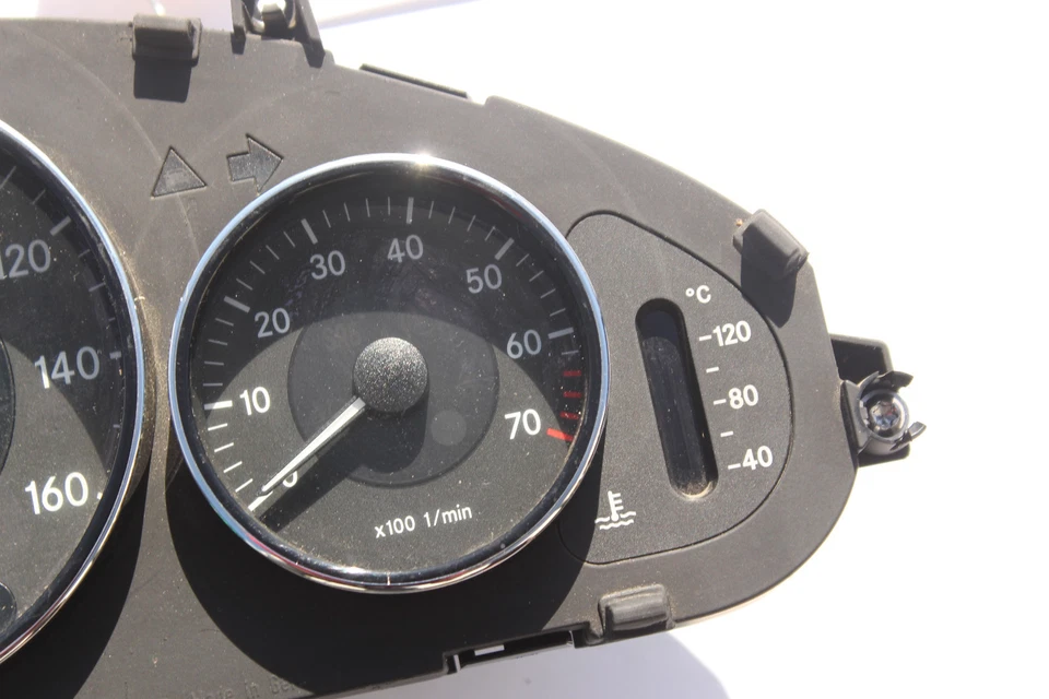 06-11 MERCEDES BENZ CLS550 SPEEDOMETER GAUGE INSTRUMENT CLUSTER J300 - Imagem 2 de 4