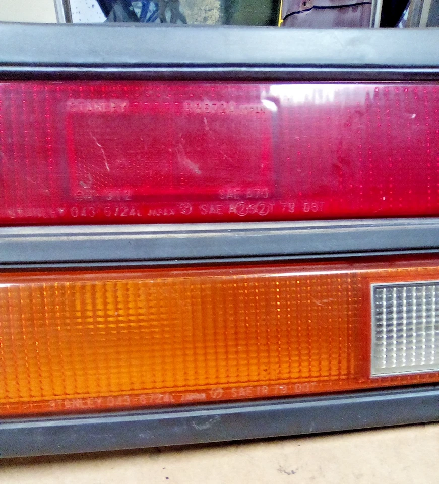 Luz trasera lateral del conductor Plymouth Sapporo 1983 LOC-205DG Foto 4 de 4