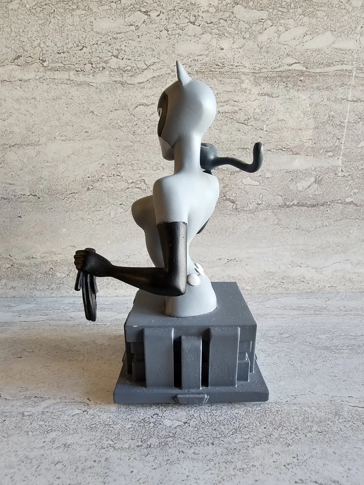 SDCC 2015 Catwoman Batman: Animated Series "Almost Got Im" DC Comics 630 /1100 - Image 4 of 4