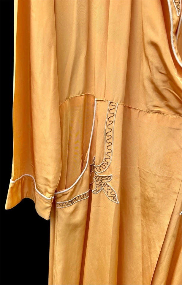 Vintage Women’s 1940’s Elegant Peach Silk and Embroidered Dressing Gown Robe - Image 4 of 4