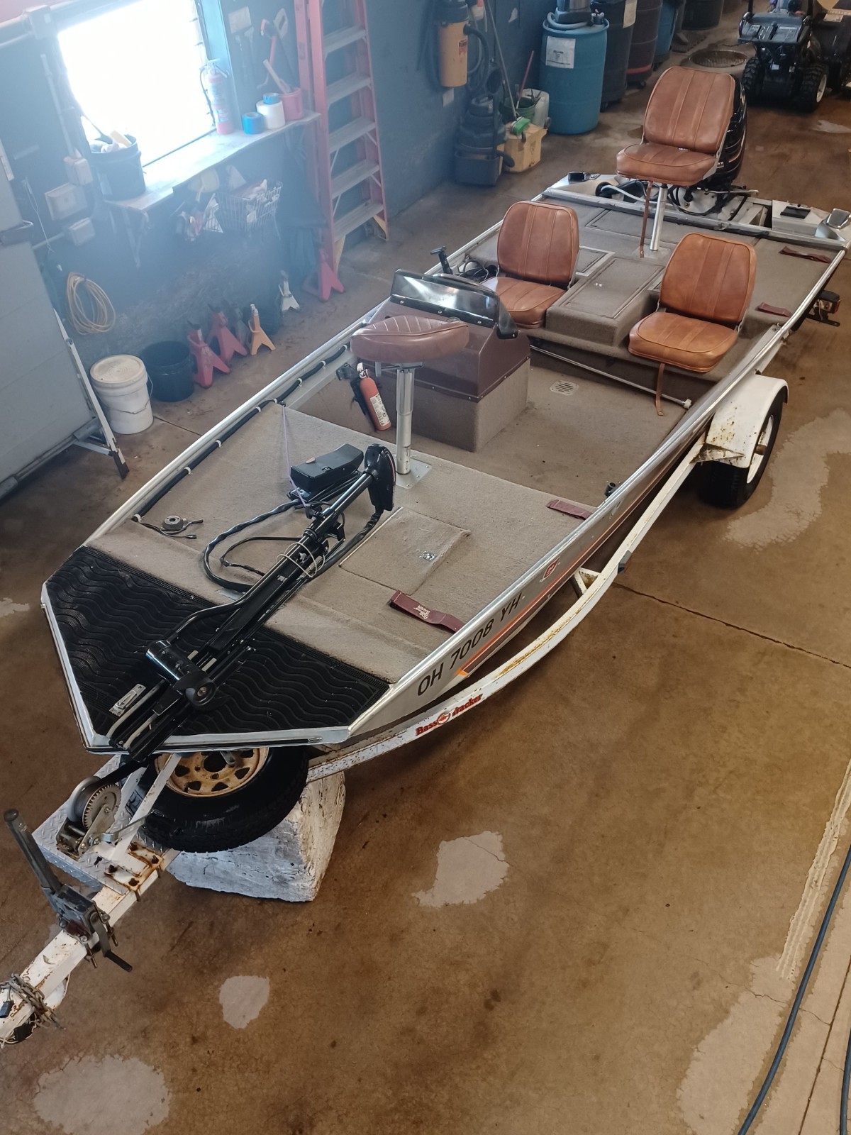1985 Bass Tracker Tournament TX 17' RUNS ROUGH