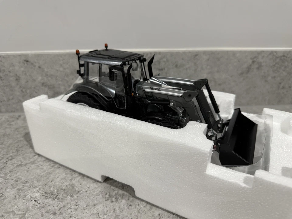 Wiking - Valtra N123 Tractor w/Loader & Bucket - 1:32 Scale - 7327 - New/Mint - Image 4 of 4