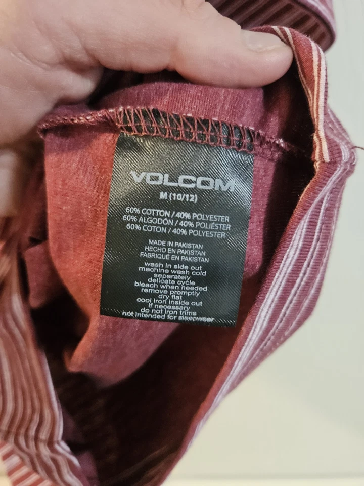 Camiseta listrada Volcom Boys: vermelha/branca: nova com etiquetas: tamanho M (10/12) - Imagem 4 de 4