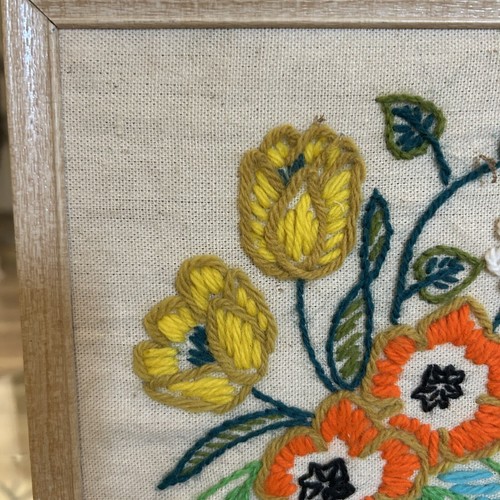 Crewel ricamo ago punta fiori legno cornice arte decorazione vintage MCM - Foto 6 di 9