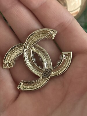 CHANEL ハットピン　ブローチ AUTHENTIC CHANEL Logo PIN BROOCH Pearls and Crystals, RARE NEW | eBay