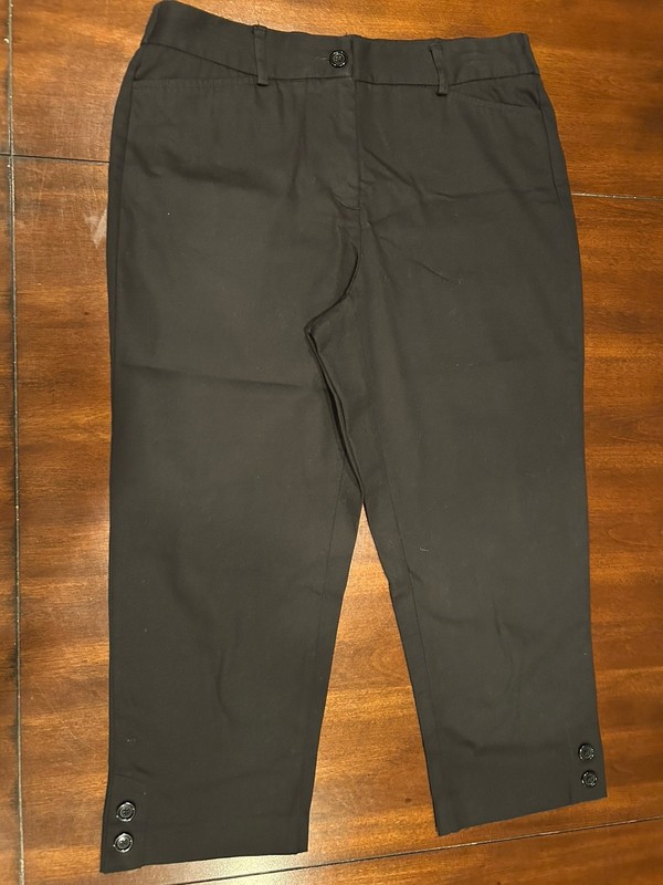 Laura Scott Black Capris Woman’s 8 Buttons at Cuff, Cotton-Spandex