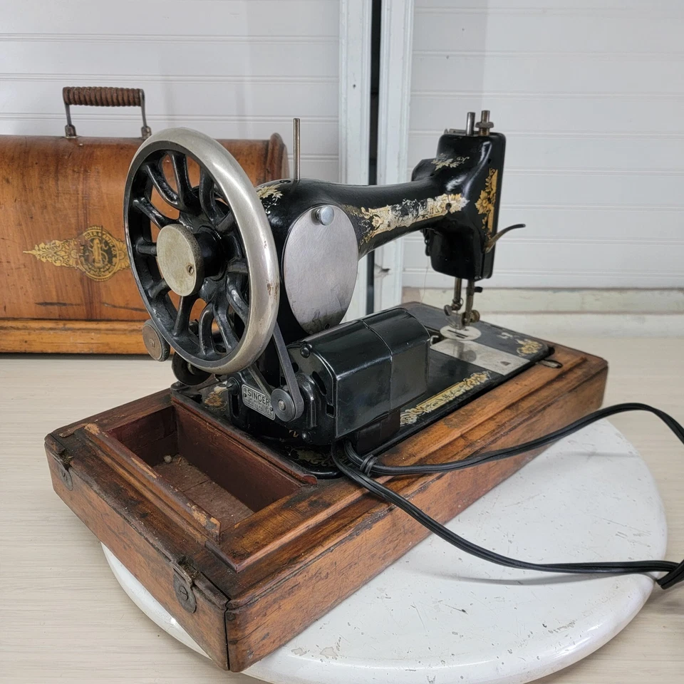 Máquina de coser Singer 1912 con motor y estuche de transporte de madera doblada - negro y dorado Foto 4 de 4