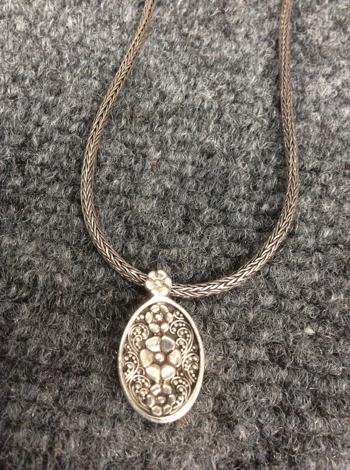 Lois Hill Bali Indonesia Plata de Ley 925 Colgante Ovalado Palanca Collar Foto 2 de 4