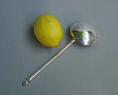 ARGENT RUSSE, SUPERBE PETITE LOUCHE ou LOUCHETTE à CREME en ARGENT CISELE - Photo 1/4