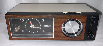 Vintage RCA  RWS851Y-V WHITE Vibro Am/FM Analog Clock Radio 10  x 3.75   Working
