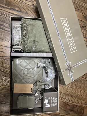 BOXED STEVE MADDEN BBABI GIFT SET WITH WINTER SCARF