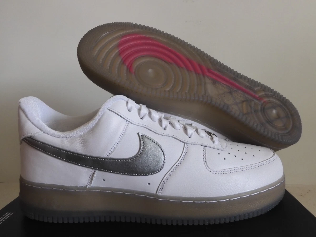 Preços baixos em Nike Air Force 1 '07 Premium White Metallic