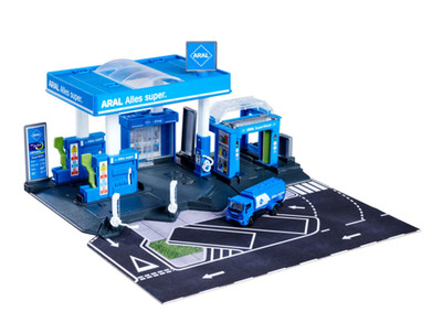 Diorama Petrol Station Aral + 1 Fahrzeug 1:64 Modelcars Tankstelle Majorette