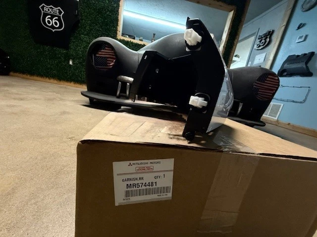 (1) Moldura superior genuína para-choque traseiro Mitsubishi 04-11 Endeavor MR574481 - Imagem 3 de 4