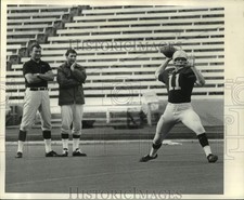 1969 Press Photo Jim Owens & Babe Parilli Watch Gene Willis #11 Throw Pass