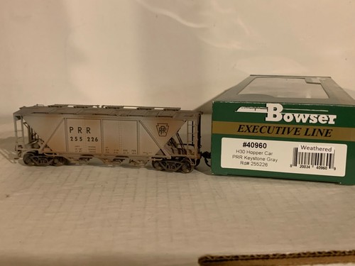BOWSER #40961 P.R.R. Coche "Gris" H-30 3 bahías Cov.Hopper #255255 Weath. H.O. 1/87 | Zustand: New
