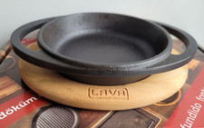 LAVA Brat-Servierpfanne aus emailliertem Gusseisen  mit Holzuntersetzer 2 Griffe